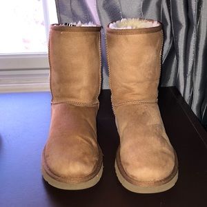 Gently used UGG CLASSIC SHORT II BOOT.